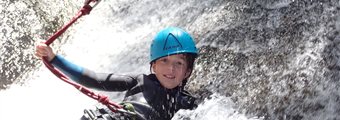 Canyoning à corde, canyon de Bramabiau dans les Cévennes, près de Millau en Aveyron ou en Lozère