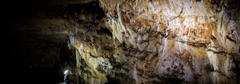 BeAba activités pleine nature en Aveyron : spéléologie en famille dès 4 ans dans les grottes des Gorges de la Jonte