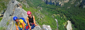 Escalade grande voie en couple, en falaise, dans les Gorges du Tarn et de la Jonte - BeAba activités pleine nature